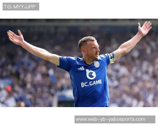 老兵不死!瓦尔迪荣获意甲11月最佳球员奖杯展现不凡实力 老兵不死!瓦尔迪荣获意甲11月最佳球员奖杯展现不凡实力