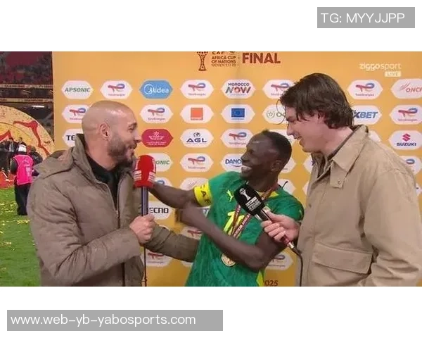 马内赛后采访中认出阿姆拉巴特哥哥引发热议瞬间